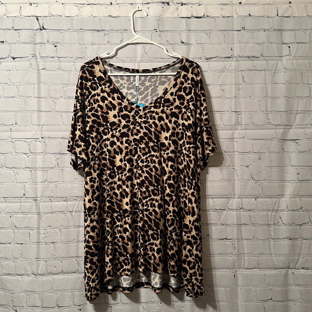 NWT! Plus size Leopard print short sleeve blouse. NEW! 3XL fits like size 22